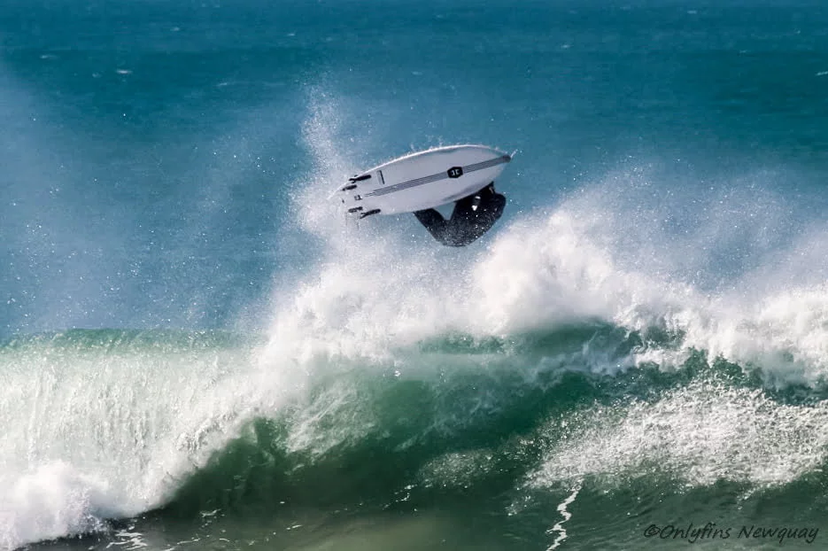 Stay ahead of the waves with our comprehensive Mawgan Porth surf forecast. Get real-time updates on wave height, wind direction, water temperature, and more